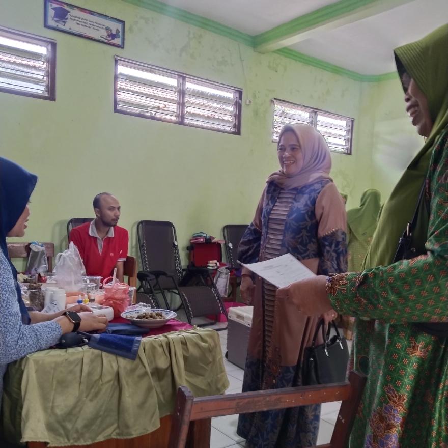 KEGIATAN DONOR DARAH OLEH MUSLIMAT NU KECAMATAN MEGALUH DI DUSUN SUMBERPACING 